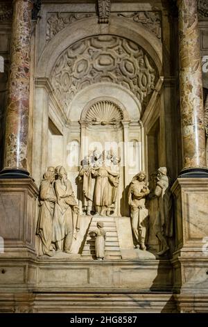 Ein Detail im Inneren des Mailänder Doms, Duomo di Milano, mit Marmorsäulen und prächtigen Statuen. Stockfoto