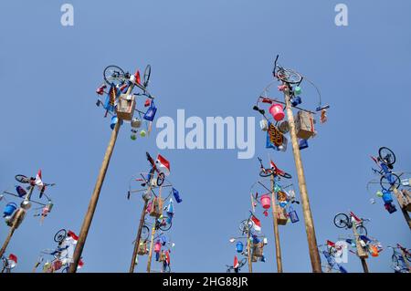 Jakarta, Indonesien - 17. August 2014 : Kletterwettbewerb Panjat pinang oder areca anlässlich des Unabhängigkeitstages Indonesiens in Jakarta, Indonesien Stockfoto