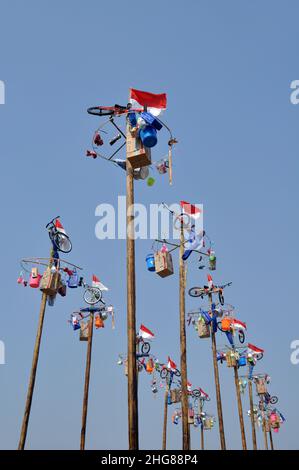 Jakarta, Indonesien - 17. August 2014 : Kletterwettbewerb Panjat pinang oder areca anlässlich des Unabhängigkeitstages Indonesiens in Jakarta, Indonesien Stockfoto