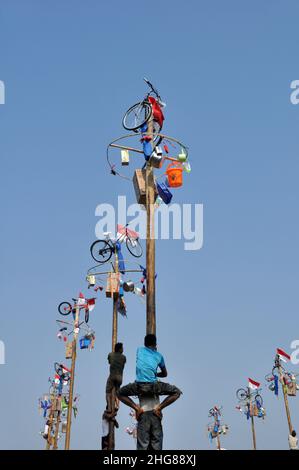 Jakarta, Indonesien - 17. August 2014 : Kletterwettbewerb Panjat pinang oder areca anlässlich des Unabhängigkeitstages Indonesiens in Jakarta, Indonesien Stockfoto