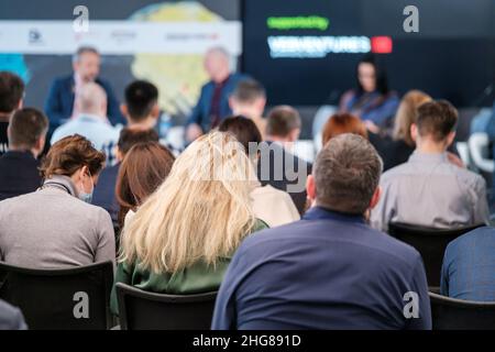 Rückansicht einer Gruppe von Unternehmern, die im Konferenzsaal sitzen und dem Geschäftsseminar zuhören Stockfoto