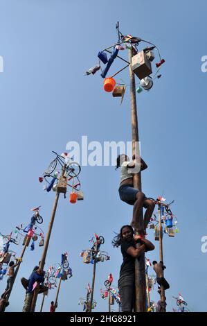 Jakarta, Indonesien - 17. August 2014 : Kletterwettbewerb Panjat pinang oder areca anlässlich des Unabhängigkeitstages Indonesiens in Jakarta, Indonesien Stockfoto