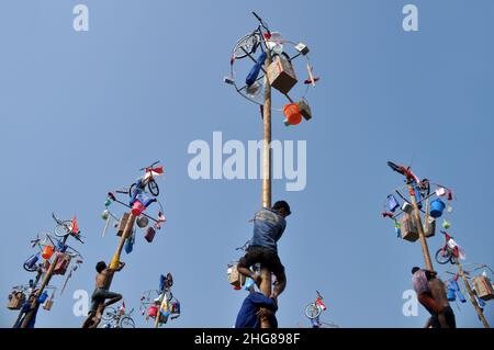 Jakarta, Indonesien - 17. August 2014 : Kletterwettbewerb Panjat pinang oder areca anlässlich des Unabhängigkeitstages Indonesiens in Jakarta, Indonesien Stockfoto