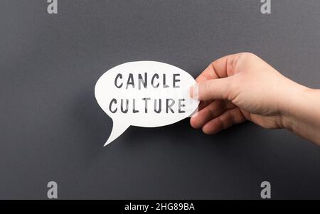 Die Worte Cancel Culture stehen auf einer Sprechblase, Zensur der Meinung, auf der schwarzen Liste, Online-Shaming Stockfoto