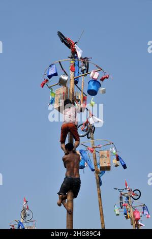 Jakarta, Indonesien - 17. August 2014 : Kletterwettbewerb Panjat pinang oder areca anlässlich des Unabhängigkeitstages Indonesiens in Jakarta, Indonesien Stockfoto