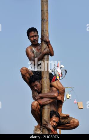 Jakarta, Indonesien - 17. August 2014 : Kletterwettbewerb Panjat pinang oder areca anlässlich des Unabhängigkeitstages Indonesiens in Jakarta, Indonesien Stockfoto