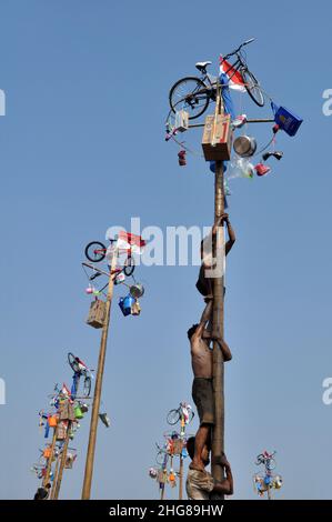 Jakarta, Indonesien - 17. August 2014 : Kletterwettbewerb Panjat pinang oder areca anlässlich des Unabhängigkeitstages Indonesiens in Jakarta, Indonesien Stockfoto