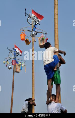 Jakarta, Indonesien - 17. August 2014 : Kletterwettbewerb Panjat pinang oder areca anlässlich des Unabhängigkeitstages Indonesiens in Jakarta, Indonesien Stockfoto