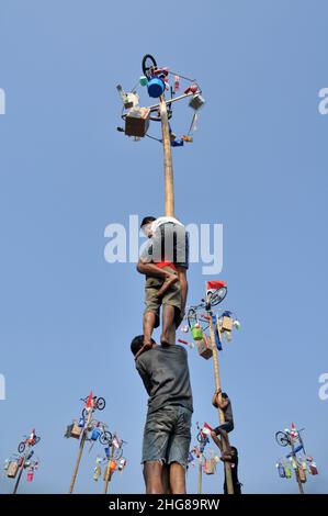 Jakarta, Indonesien - 17. August 2014 : Kletterwettbewerb Panjat pinang oder areca anlässlich des Unabhängigkeitstages Indonesiens in Jakarta, Indonesien Stockfoto