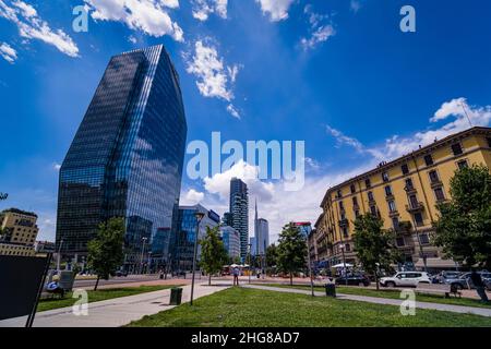 Blick vom Platz Piazza della Repubblica auf den Diamantenturm, Torre Diamante, Gebäude des Vororts Porta Nuova in der Ferne. Stockfoto