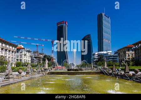 Moderne Wolkenkratzer im Stadtteil Porta Nuovo, über einem Brunnen gesehen. Für weitere Baumaßnahmen werden Krane errichtet. Stockfoto