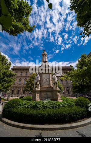 Der Bildhauer Pietro Magni schuf 1872 die Statue von Leonardo da vinci vor der Mailänder Opernhaus-scala. Stockfoto