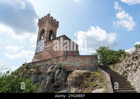 Brisighella, Italien-13. Juli 2019:Blick auf die mittelalterlichen Türme des Dorfes Brisighella an einem sonnigen Tag Stockfoto