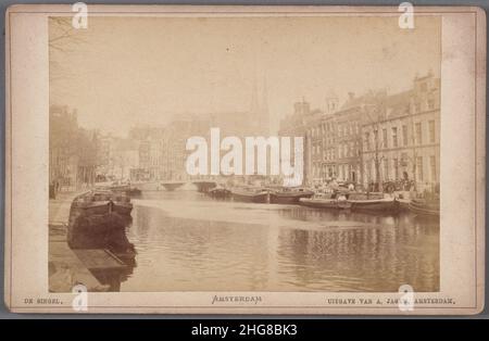 Singel gezien naar het koningsplein en de rooms-katholieke kerk 'De Krijtberg' St Franciscus Xaverius Rechts het voor 010005001481. Stockfoto