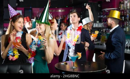 Glückliche Männer und Frauen feiern Geburtstag Stockfoto