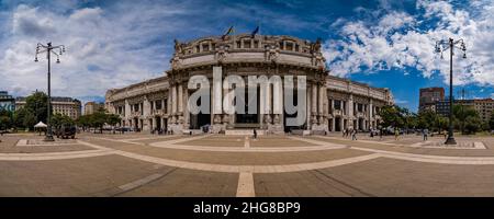 Panoramablick auf Milano Centrale, Stazione Milano Centrale, den Hauptbahnhof von Mailand, vom Platz Piazza Duca d'Aosta aus gesehen. Stockfoto