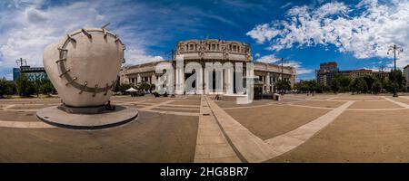 Panoramablick auf Milano Centrale, Stazione Milano Centrale, den Hauptbahnhof von Mailand, vom Platz Piazza Duca d'Aosta aus gesehen. Stockfoto