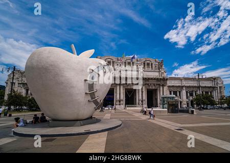 Blick auf Milano Centrale, Stazione Milano Centrale, den Hauptbahnhof von Mailand, vom Platz Piazza Duca d'Aosta aus gesehen. Stockfoto