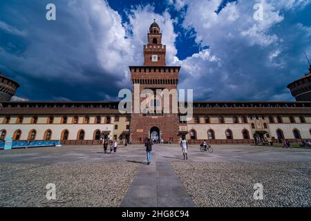 Das Castello Sforzesco, das Schloss von Sforza, das sich an der Piazza Castello befindet, von den Mauern aus gesehen, kommt ein Gewitter. Stockfoto
