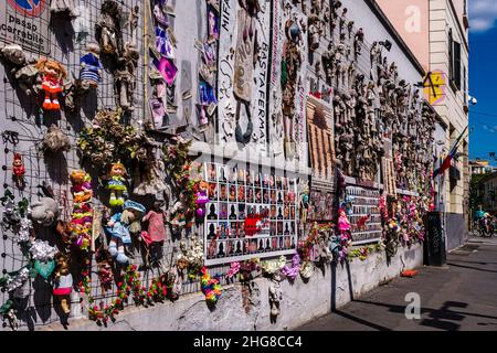 The Wall of the Dolls, il Muro delle Bambole, eine Kunstinstallation, die das Bewusstsein für Gewalt gegen Frauen schärft. Stockfoto