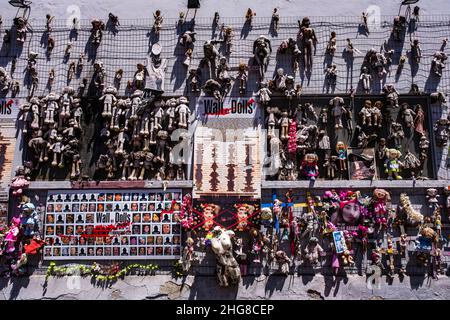 The Wall of the Dolls, il Muro delle Bambole, eine Kunstinstallation, die das Bewusstsein für Gewalt gegen Frauen schärft. Stockfoto