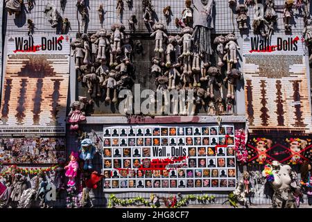 The Wall of the Dolls, il Muro delle Bambole, eine Kunstinstallation, die das Bewusstsein für Gewalt gegen Frauen schärft. Stockfoto