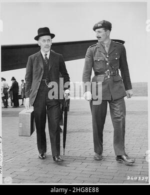 Sir Alexander Cadogan, Ständiger Unterstaatssekretär des britischen Außenministeriums, und Oberst David Bevan (rechts)... Stockfoto