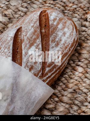 Laib frisches Roggenbrot auf rustikalem Hintergrund mit Kopierfläche Stockfoto