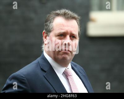 London, Großbritannien, 30th. November 2021. Chief Whip Mark Spencer verlässt die Downing Street nach der wöchentlichen Kabinettssitzung. Stockfoto