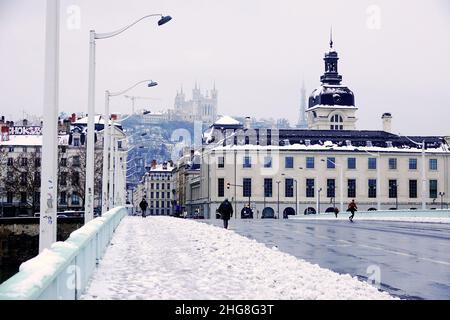 Lyon mit Schnee bedeckt nach einem Schneefall, weiße Stadtlandschaft Stockfoto