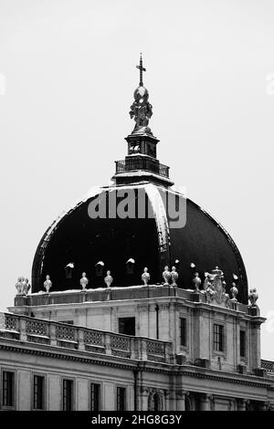 Kuppel des Grand Hotel Dieu von Lyon, in einem verschneiten Tag, schwarz-weiß Komposition Stockfoto