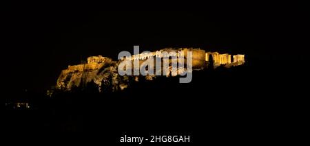 akropolis bei Nacht, aufgenommen 2021 in Athen mit einem Canon R5. Stockfoto