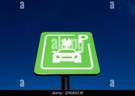 Schild einer Izivia-Ladestation, die einen Parkplatz anzeigt, der für das Laden von Elektrofahrzeugen reserviert ist Stockfoto