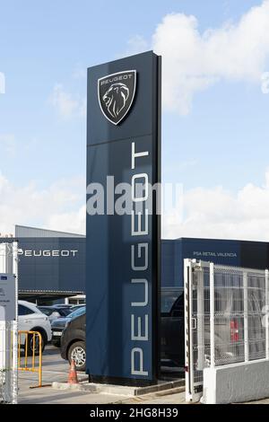 VALENCIA, SPANIEN - 13. JANUAR 2022: Peugeot ist eine französische Automobilmarke von Stellantis Stockfoto