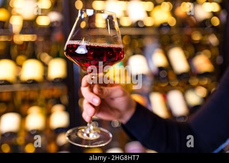 ein arabischer Sommelier, der ein Getränk im Luxe Hotel zu schätzen weiß Stockfoto