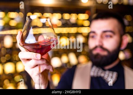 ein arabischer Sommelier, der ein Getränk im Luxe Hotel zu schätzen weiß Stockfoto