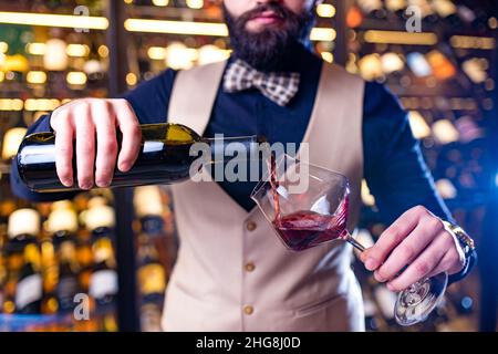 ein arabischer Sommelier, der ein Getränk im Luxe Hotel zu schätzen weiß Stockfoto