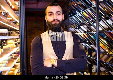 ein arabischer Sommelier, der ein Getränk im Luxe Hotel zu schätzen weiß Stockfoto