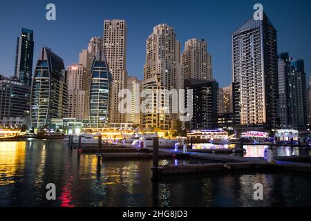Dubai Marina Speedboat-Touren in den VAE bei Nacht. Stockfoto