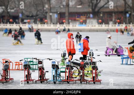 Peking, Peking, China. 19th Januar 2022. Am 19. Januar 2022 waren die Bürger und Touristen der Pekinger Schichahai-Eisbahn in guter Stimmung und genossen den Spaß des Winters.die Pekinger Schichahai-Eisbahn wurde offiziell eröffnet, einschließlich der Gebiete Qianhai und Houhai. Die Online-Buchung wird hauptsächlich übernommen. Besucher müssen den Gesundheitsschatz, den Reisecode, das Codescan und die Temperaturmessung passieren, bevor sie den Standort betreten. „Eis und Schnee für alle“ ist in den Olympischen Winterspielen 2022 zu einem Trend im Volkssport geworden. (Bild: © SIPA Asia via ZUMA Press Wire) Stockfoto