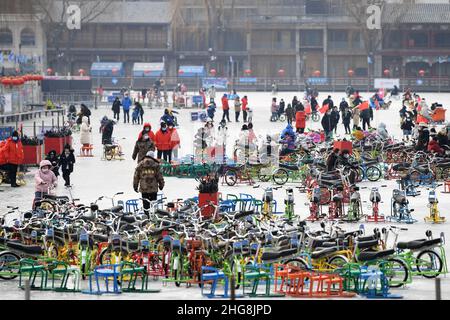 Peking, Peking, China. 19th Januar 2022. Am 19. Januar 2022 waren die Bürger und Touristen der Pekinger Schichahai-Eisbahn in guter Stimmung und genossen den Spaß des Winters.die Pekinger Schichahai-Eisbahn wurde offiziell eröffnet, einschließlich der Gebiete Qianhai und Houhai. Die Online-Buchung wird hauptsächlich übernommen. Besucher müssen den Gesundheitsschatz, den Reisecode, das Codescan und die Temperaturmessung passieren, bevor sie den Standort betreten. „Eis und Schnee für alle“ ist in den Olympischen Winterspielen 2022 zu einem Trend im Volkssport geworden. (Bild: © SIPA Asia via ZUMA Press Wire) Stockfoto