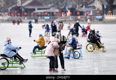 Peking, Peking, China. 19th Januar 2022. Am 19. Januar 2022 waren die Bürger und Touristen der Pekinger Schichahai-Eisbahn in guter Stimmung und genossen den Spaß des Winters.die Pekinger Schichahai-Eisbahn wurde offiziell eröffnet, einschließlich der Gebiete Qianhai und Houhai. Die Online-Buchung wird hauptsächlich übernommen. Besucher müssen den Gesundheitsschatz, den Reisecode, das Codescan und die Temperaturmessung passieren, bevor sie den Standort betreten. „Eis und Schnee für alle“ ist in den Olympischen Winterspielen 2022 zu einem Trend im Volkssport geworden. (Bild: © SIPA Asia via ZUMA Press Wire) Stockfoto