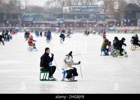 Peking, Peking, China. 19th Januar 2022. Am 19. Januar 2022 waren die Bürger und Touristen der Pekinger Schichahai-Eisbahn in guter Stimmung und genossen den Spaß des Winters.die Pekinger Schichahai-Eisbahn wurde offiziell eröffnet, einschließlich der Gebiete Qianhai und Houhai. Die Online-Buchung wird hauptsächlich übernommen. Besucher müssen den Gesundheitsschatz, den Reisecode, das Codescan und die Temperaturmessung passieren, bevor sie den Standort betreten. „Eis und Schnee für alle“ ist in den Olympischen Winterspielen 2022 zu einem Trend im Volkssport geworden. (Bild: © SIPA Asia via ZUMA Press Wire) Stockfoto