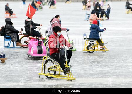 Peking, Peking, China. 19th Januar 2022. Am 19. Januar 2022 waren die Bürger und Touristen der Pekinger Schichahai-Eisbahn in guter Stimmung und genossen den Spaß des Winters.die Pekinger Schichahai-Eisbahn wurde offiziell eröffnet, einschließlich der Gebiete Qianhai und Houhai. Die Online-Buchung wird hauptsächlich übernommen. Besucher müssen den Gesundheitsschatz, den Reisecode, das Codescan und die Temperaturmessung passieren, bevor sie den Standort betreten. „Eis und Schnee für alle“ ist in den Olympischen Winterspielen 2022 zu einem Trend im Volkssport geworden. (Bild: © SIPA Asia via ZUMA Press Wire) Stockfoto