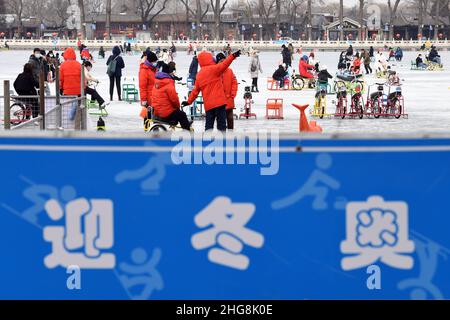 Peking, Peking, China. 19th Januar 2022. Am 19. Januar 2022 waren die Bürger und Touristen der Pekinger Schichahai-Eisbahn in guter Stimmung und genossen den Spaß des Winters.die Pekinger Schichahai-Eisbahn wurde offiziell eröffnet, einschließlich der Gebiete Qianhai und Houhai. Die Online-Buchung wird hauptsächlich übernommen. Besucher müssen den Gesundheitsschatz, den Reisecode, das Codescan und die Temperaturmessung passieren, bevor sie den Standort betreten. „Eis und Schnee für alle“ ist in den Olympischen Winterspielen 2022 zu einem Trend im Volkssport geworden. (Bild: © SIPA Asia via ZUMA Press Wire) Stockfoto