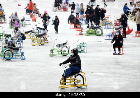 Peking, Peking, China. 19th Januar 2022. Am 19. Januar 2022 waren die Bürger und Touristen der Pekinger Schichahai-Eisbahn in guter Stimmung und genossen den Spaß des Winters.die Pekinger Schichahai-Eisbahn wurde offiziell eröffnet, einschließlich der Gebiete Qianhai und Houhai. Die Online-Buchung wird hauptsächlich übernommen. Besucher müssen den Gesundheitsschatz, den Reisecode, das Codescan und die Temperaturmessung passieren, bevor sie den Standort betreten. „Eis und Schnee für alle“ ist in den Olympischen Winterspielen 2022 zu einem Trend im Volkssport geworden. (Bild: © SIPA Asia via ZUMA Press Wire) Stockfoto