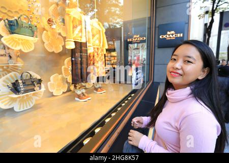 Foreigner Window Shopping im Coach Ginza Tokyo Japan Stockfoto