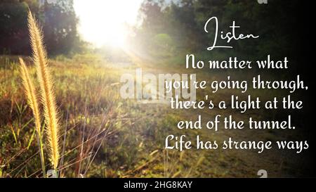 Inspirierendes und motivierendes Zitat – Egal, was Sie durchmachen, es gibt ein Licht am Ende des Tunnels. Mit strahlender Sonne und Stockfoto