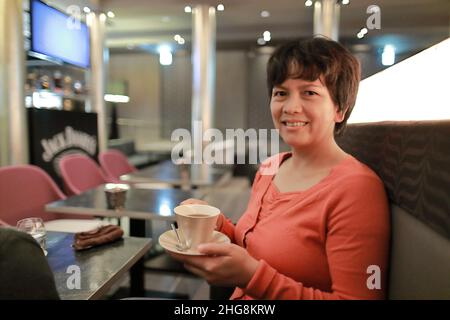 Ausländer bei Ginza Tokyo Japan. Perfekt, Unperfekt. Frau mit einer Tasse Kaffee Stockfoto