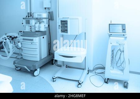 Technologisch fortschrittliche Geräte im CT- oder MRI-Scan-Raum. Modernes Krankenhauslabor. Innenansicht der Radiographie-Abteilung. Magnetresonanz Stockfoto